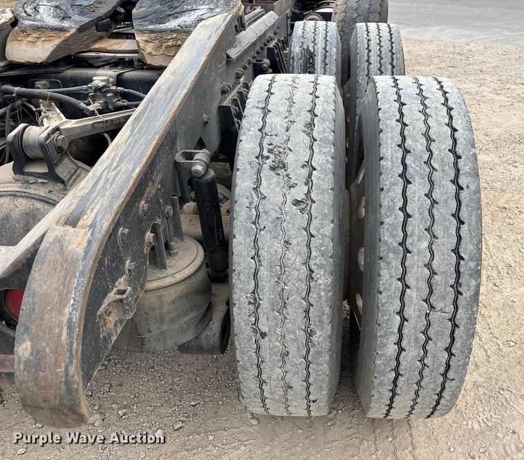 image for item EE0099 2015 Kenworth T800 semi truck