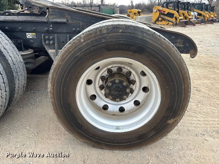 image for item EE0099 2015 Kenworth T800 semi truck