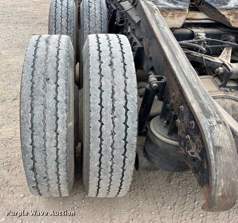 image for item EE0099 2015 Kenworth T800 semi truck