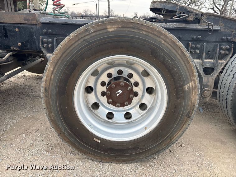 image for item EE0099 2015 Kenworth T800 semi truck