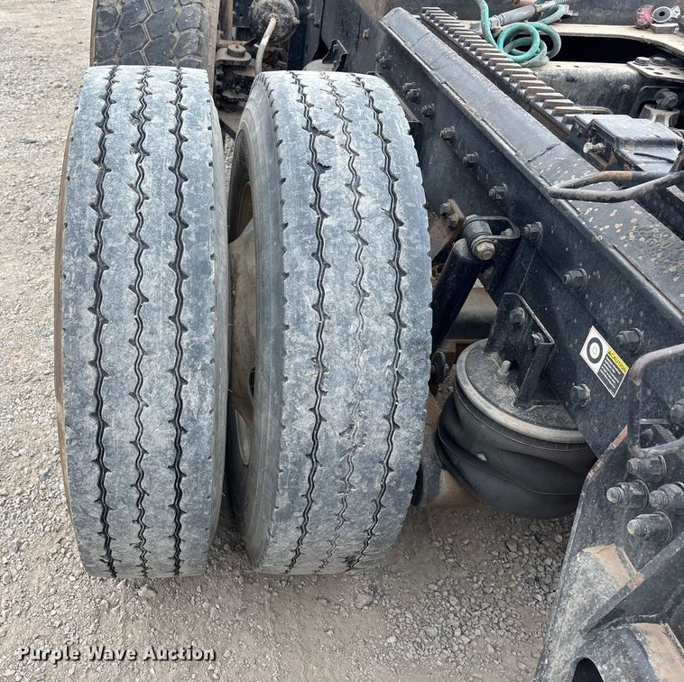 image for item EE0099 2015 Kenworth T800 semi truck