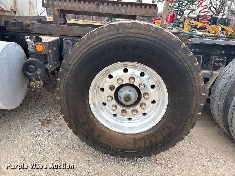 image for item EE0099 2015 Kenworth T800 semi truck