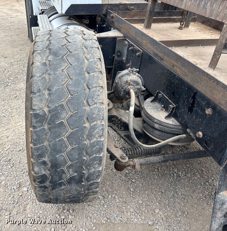 image for item EE0099 2015 Kenworth T800 semi truck