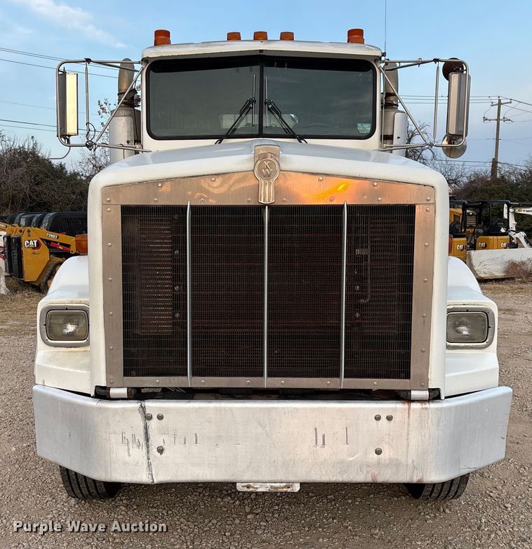 image for item EE1385 2000 Kenworth semi truck