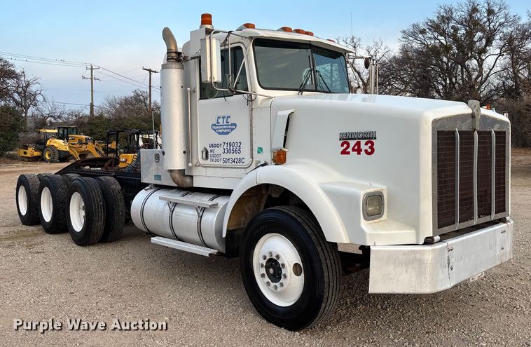 image for item EE1385 2000 Kenworth semi truck