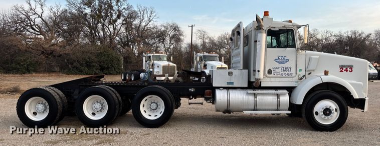 image for item EE1385 2000 Kenworth semi truck