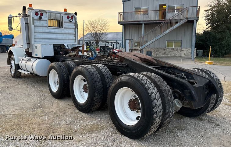image for item EE1385 2000 Kenworth semi truck