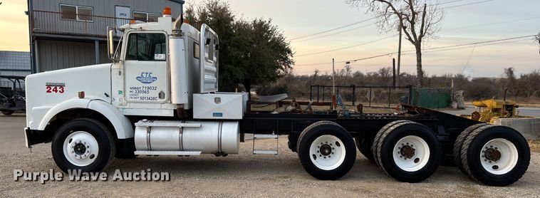 image for item EE1385 2000 Kenworth semi truck