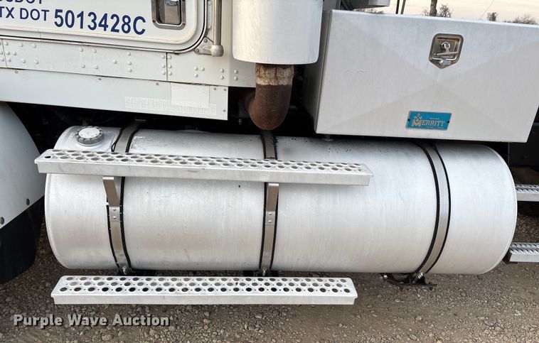 image for item EE1385 2000 Kenworth semi truck