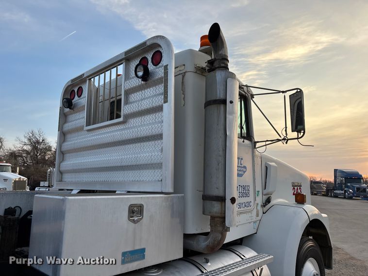 image for item EE1385 2000 Kenworth semi truck