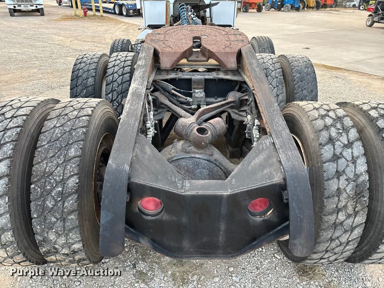 image for item EE1385 2000 Kenworth semi truck