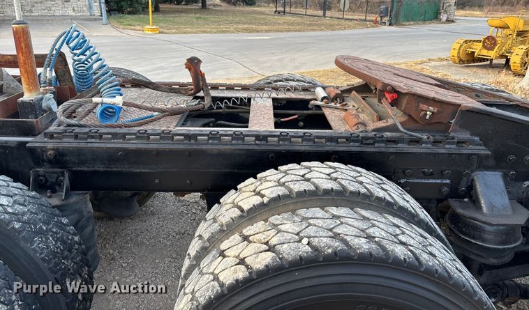 image for item EE1385 2000 Kenworth semi truck