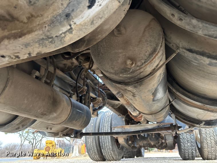 image for item EE1385 2000 Kenworth semi truck