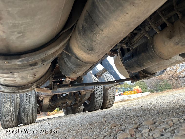 image for item EE1385 2000 Kenworth semi truck