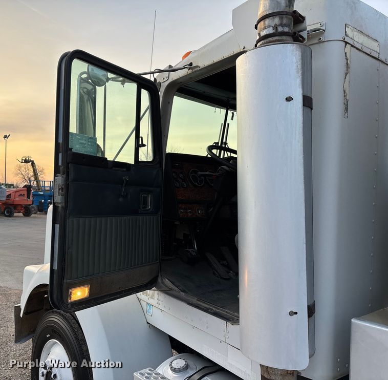 image for item EE1385 2000 Kenworth semi truck