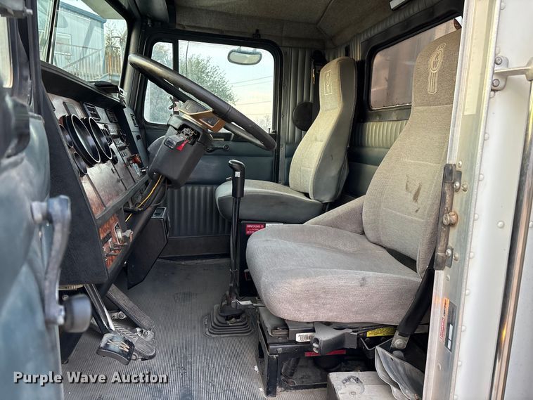 image for item EE1385 2000 Kenworth semi truck