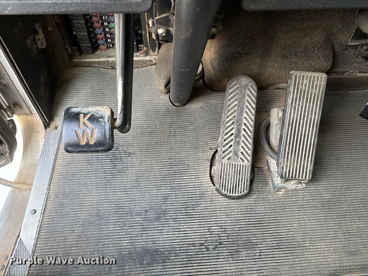 image for item EE1385 2000 Kenworth semi truck