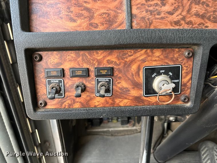 image for item EE1385 2000 Kenworth semi truck