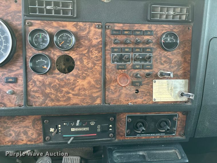 image for item EE1385 2000 Kenworth semi truck