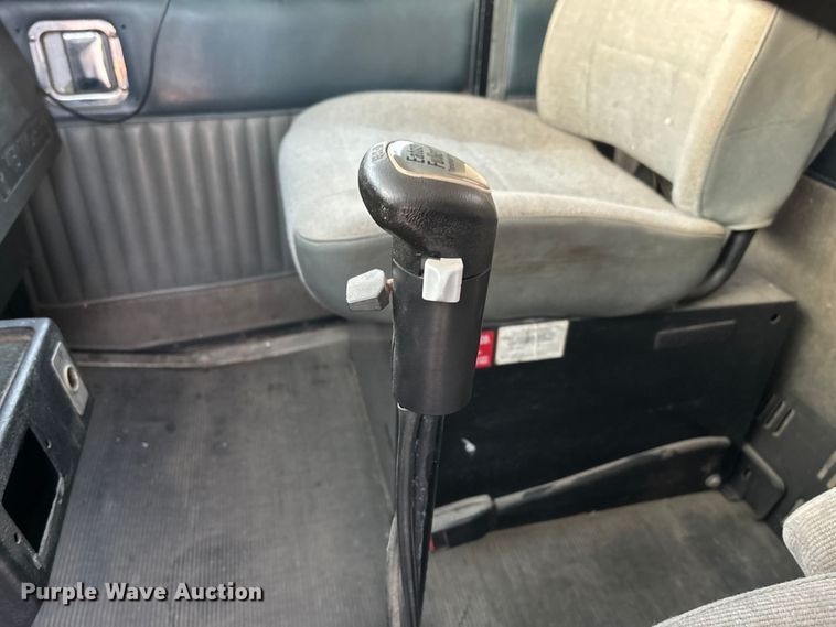 image for item EE1385 2000 Kenworth semi truck