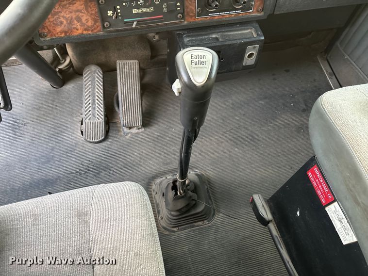 image for item EE1385 2000 Kenworth semi truck