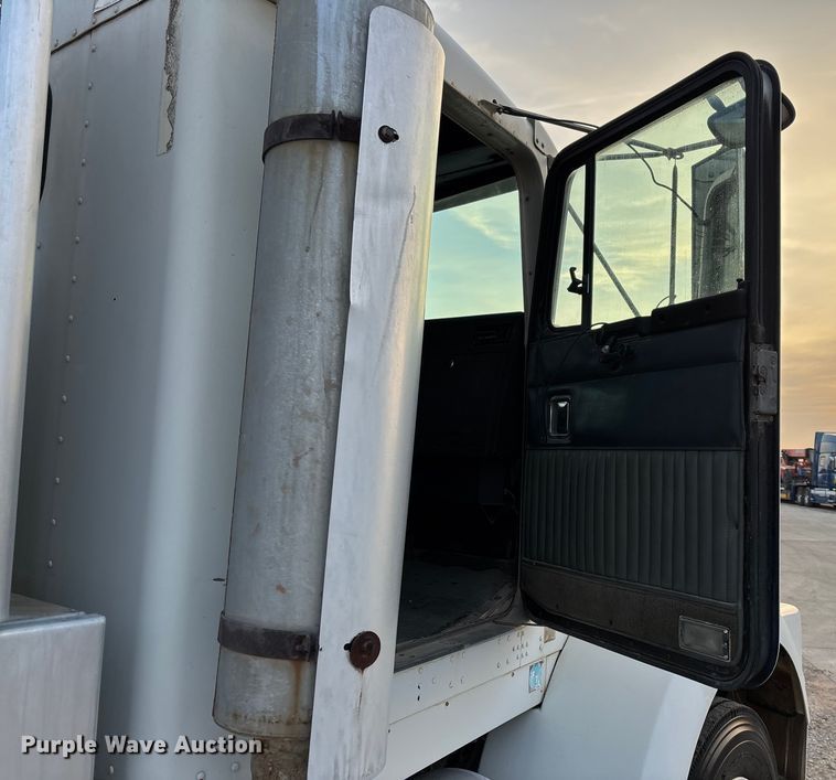 image for item EE1385 2000 Kenworth semi truck