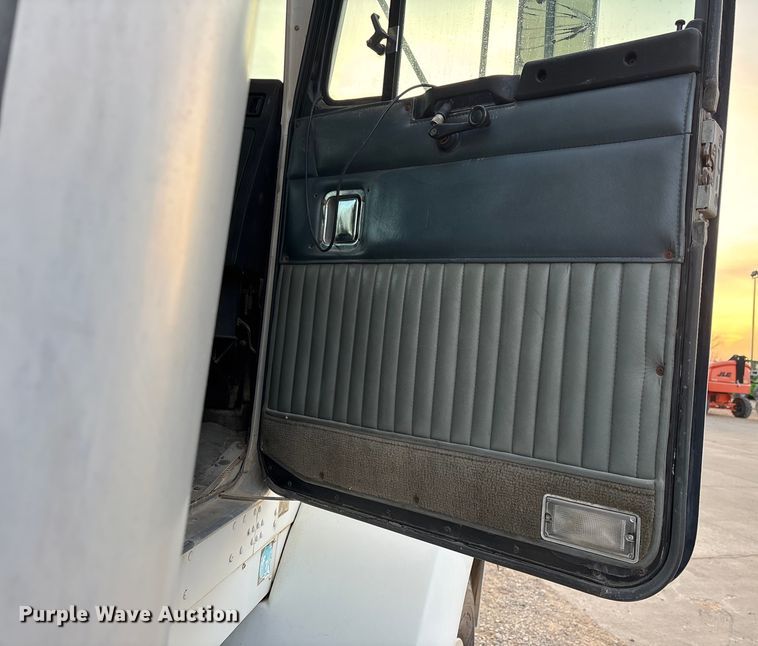 image for item EE1385 2000 Kenworth semi truck