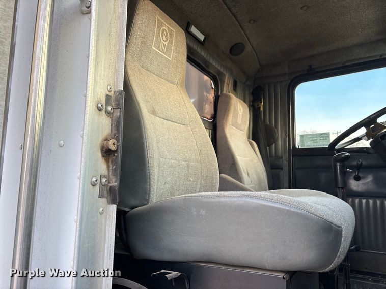 image for item EE1385 2000 Kenworth semi truck