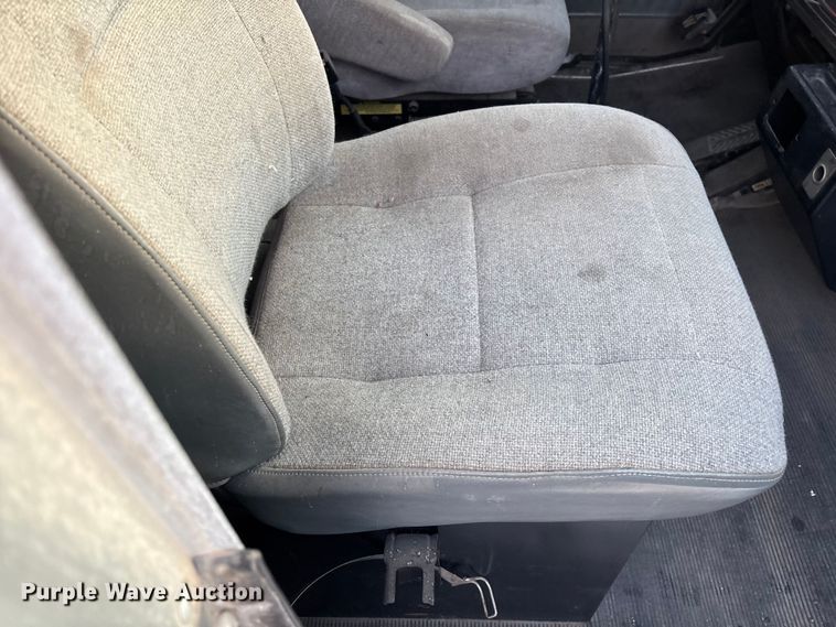 image for item EE1385 2000 Kenworth semi truck