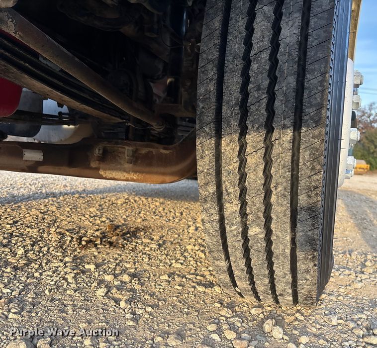 image for item EE1385 2000 Kenworth semi truck