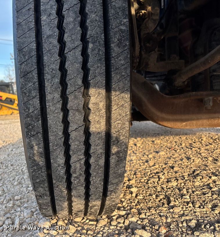 image for item EE1385 2000 Kenworth semi truck