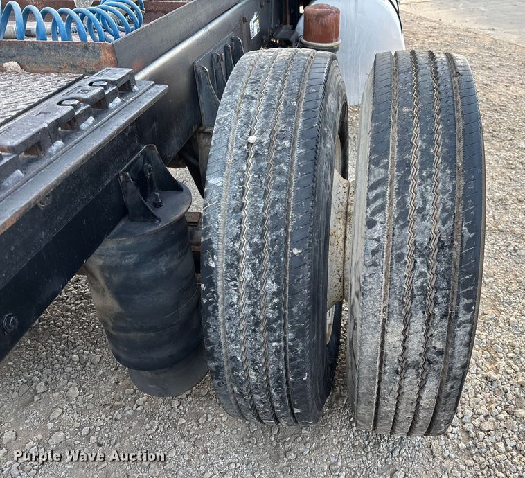 image for item EE1385 2000 Kenworth semi truck