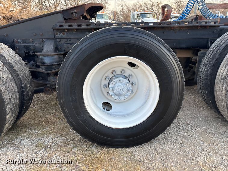 image for item EE1385 2000 Kenworth semi truck