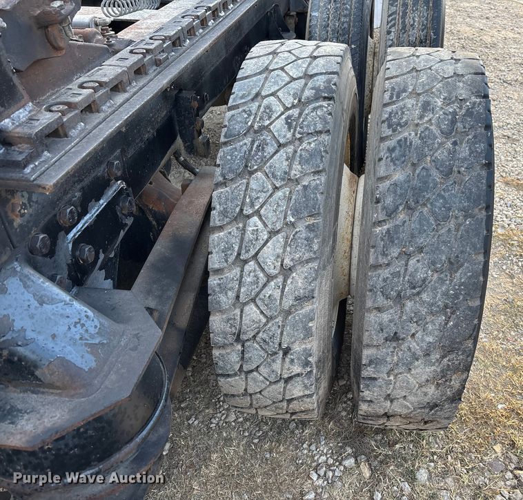 image for item EE1385 2000 Kenworth semi truck