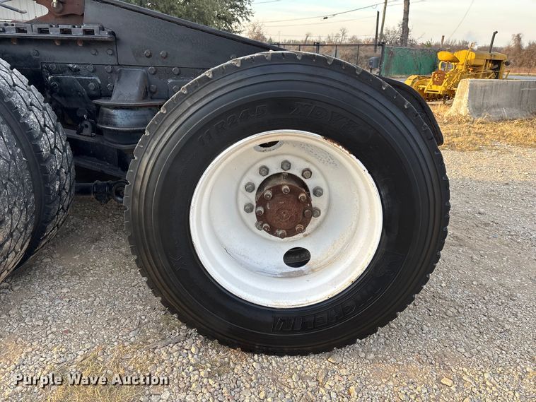 image for item EE1385 2000 Kenworth semi truck