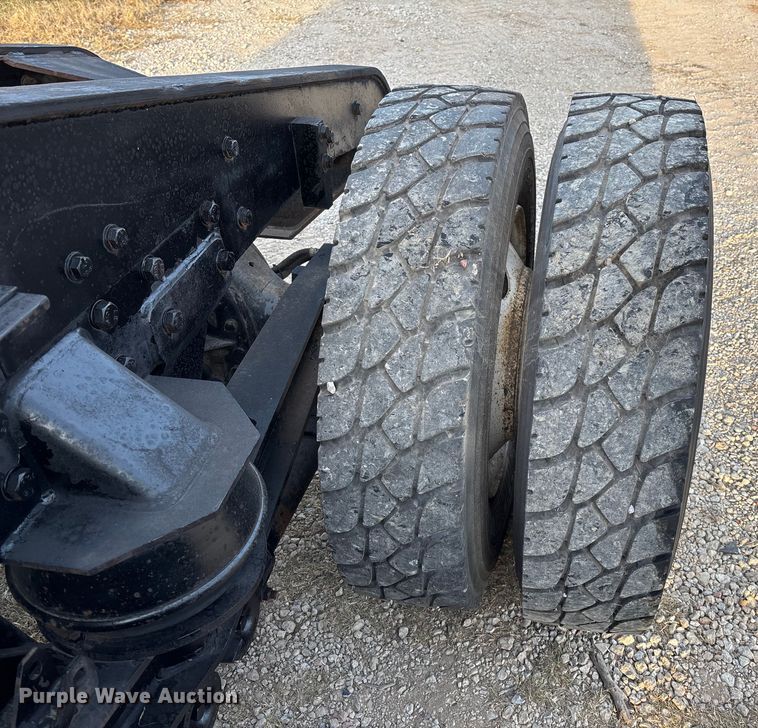 image for item EE1385 2000 Kenworth semi truck