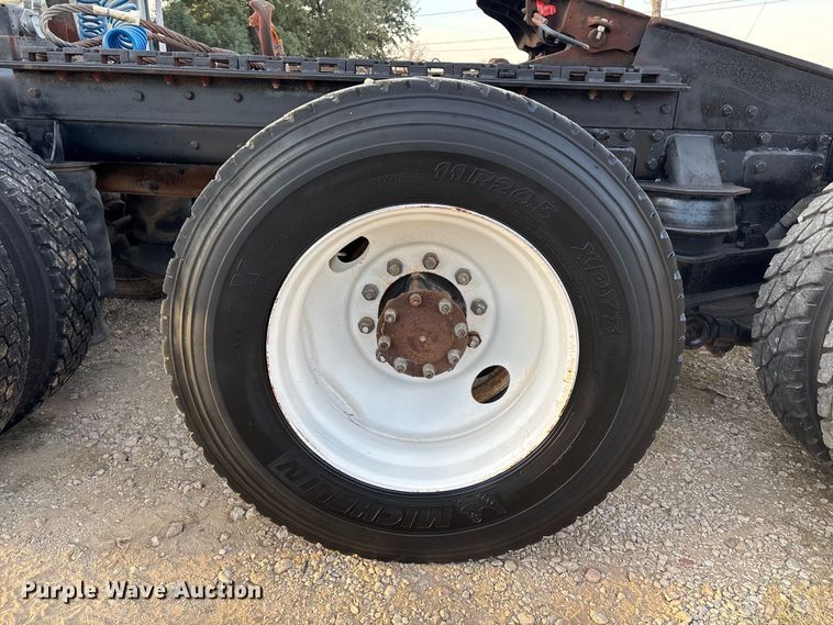 image for item EE1385 2000 Kenworth semi truck