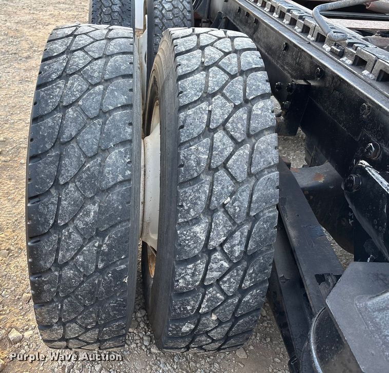 image for item EE1385 2000 Kenworth semi truck