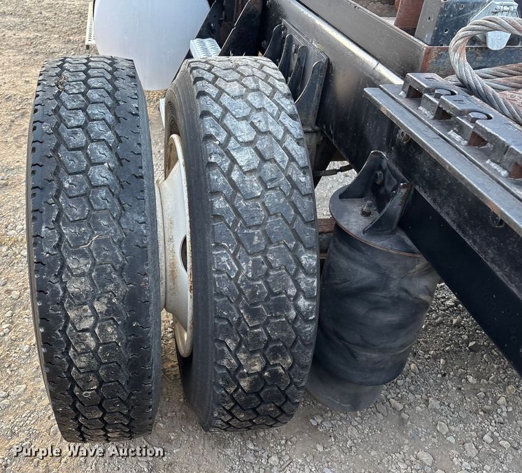 image for item EE1385 2000 Kenworth semi truck