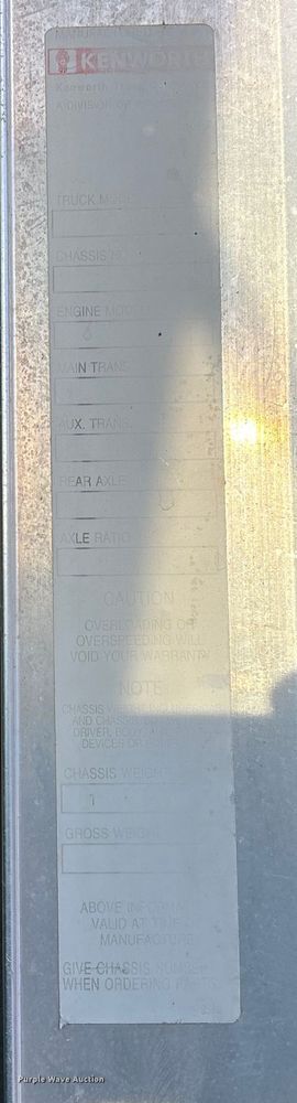 image for item EE1385 2000 Kenworth semi truck