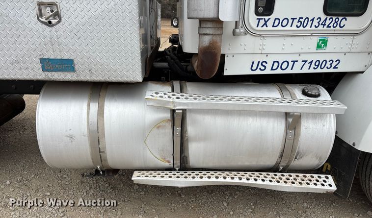 image for item EE1386 2006 Kenworth T800 