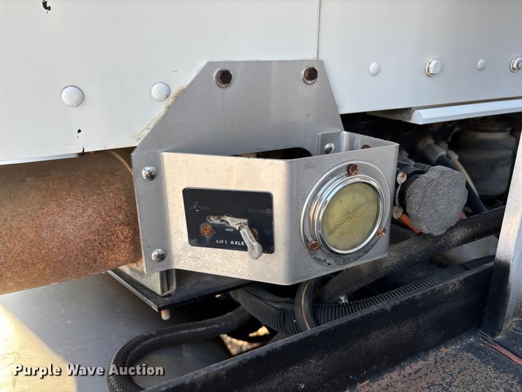 image for item EE1387 2006 Kenworth T800 semi truck