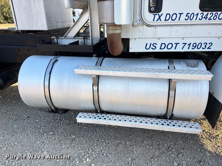 image for item EE1387 2006 Kenworth T800 semi truck