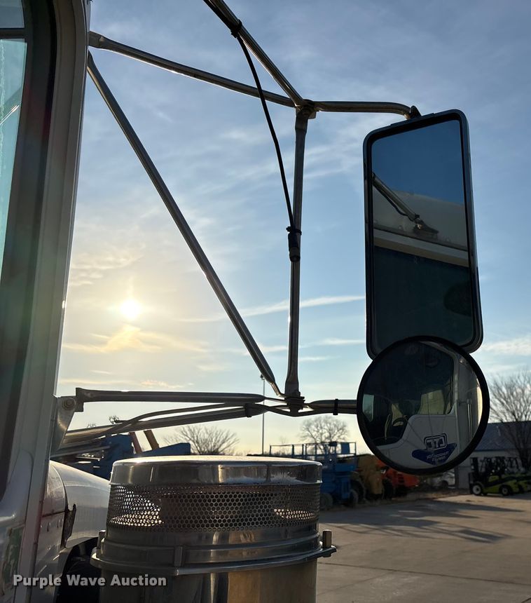 image for item EE1387 2006 Kenworth T800 semi truck