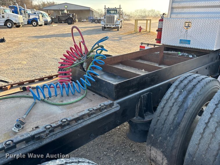 image for item EE1387 2006 Kenworth T800 semi truck