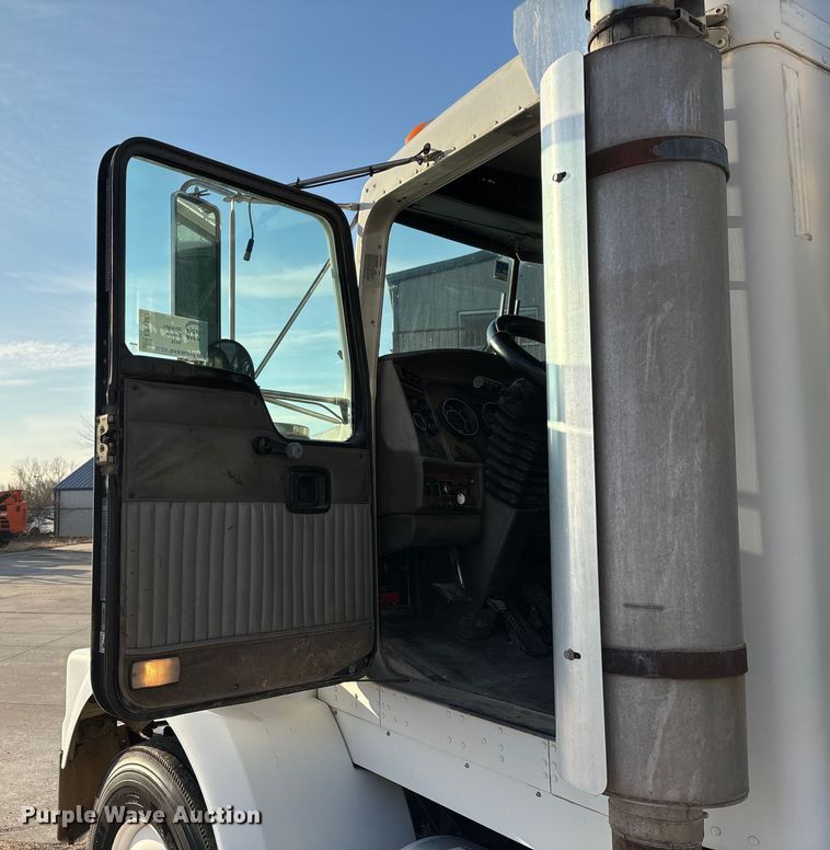 image for item EE1387 2006 Kenworth T800 semi truck