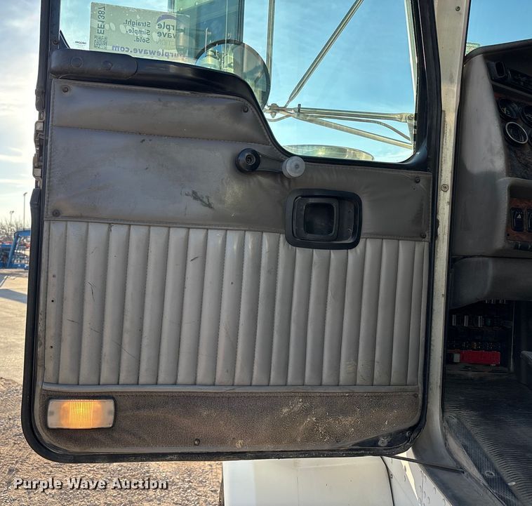 image for item EE1387 2006 Kenworth T800 semi truck