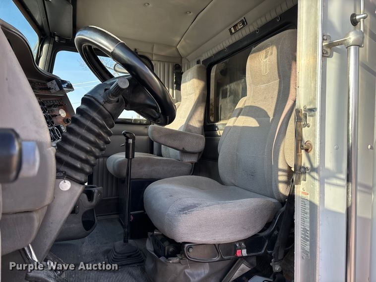 image for item EE1387 2006 Kenworth T800 semi truck