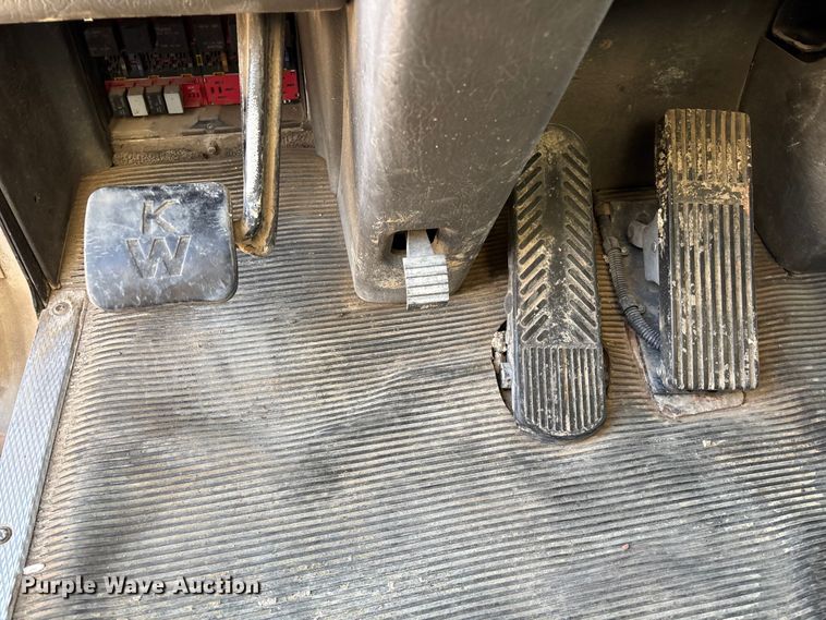 image for item EE1387 2006 Kenworth T800 semi truck