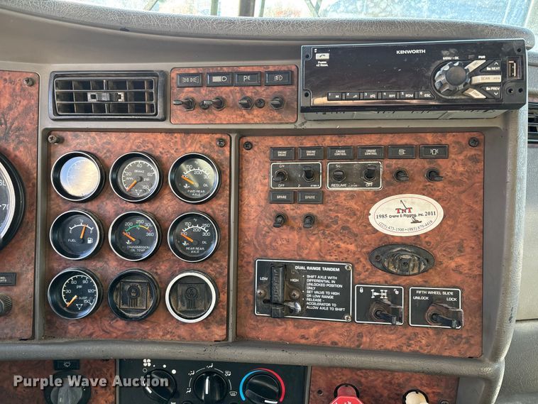 image for item EE1387 2006 Kenworth T800 semi truck